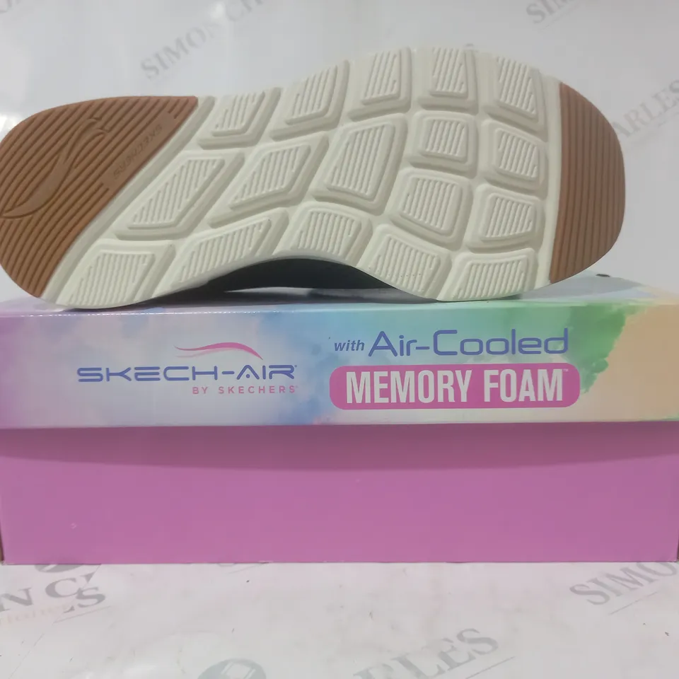 BOXED PAIR OF SKETCHERS AIR COOLED TRAINERS IN NAVY SIZE 7