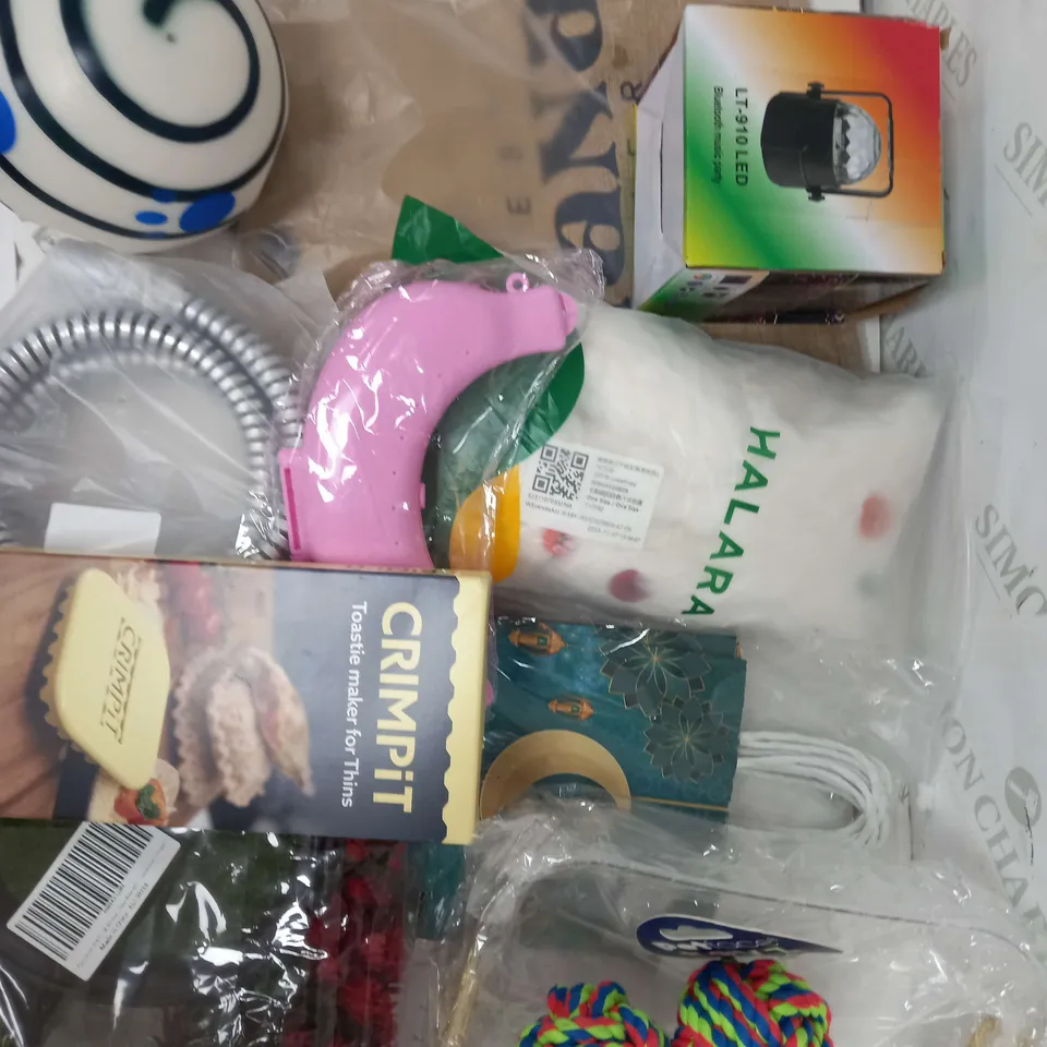 LARGE BOX OF APPROX 30 ASSORTED HOUSEHOLD ITEMS TO INCLUDE DOG TOYS, STORAGE CONTAINERS AND BAGS ETC