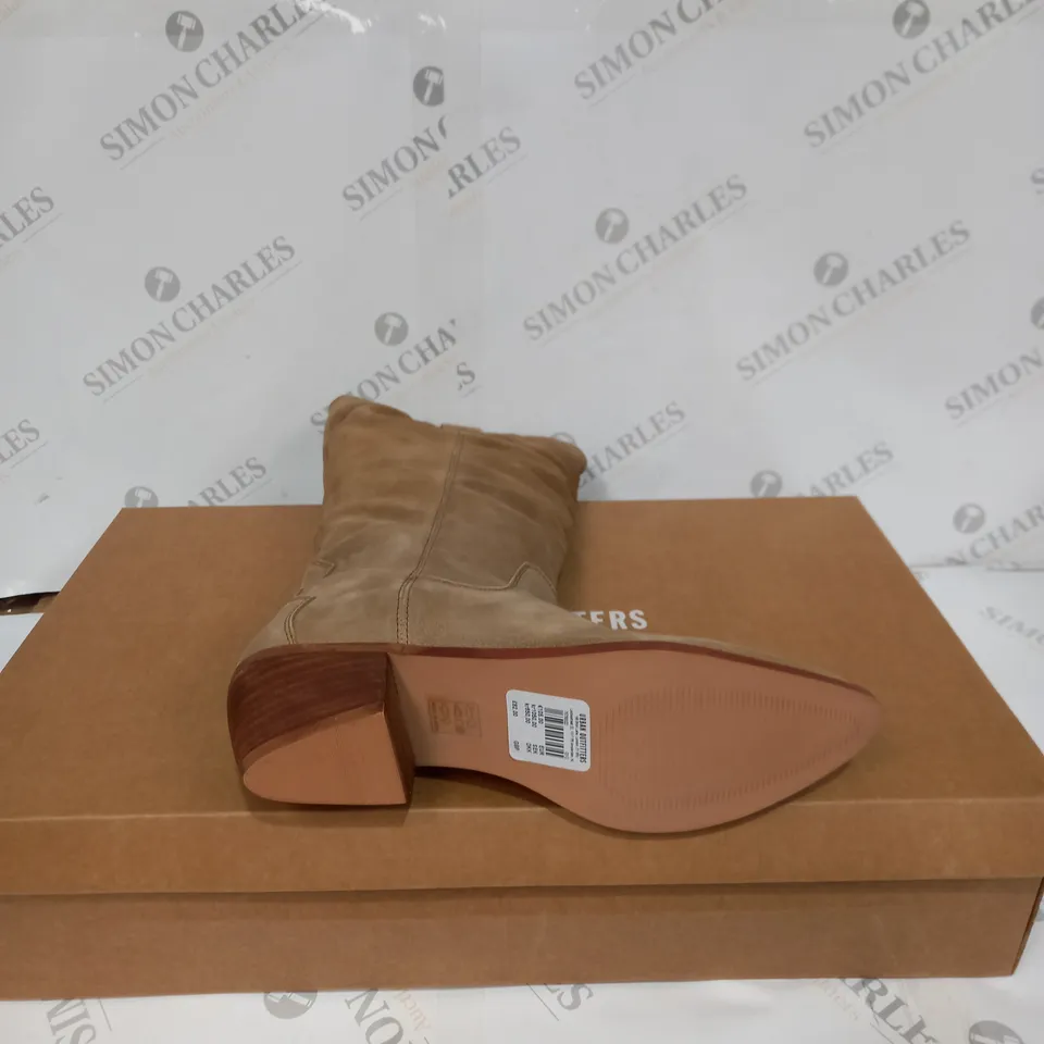 BOXED PAIR OF URBAN OUTFITTERS SIERRA TAUPE BOOT - TAUPE, SIZE 6. 