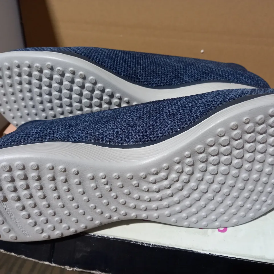 SIZE 5 SKETCHERS MICROBURST PUMP NAVY