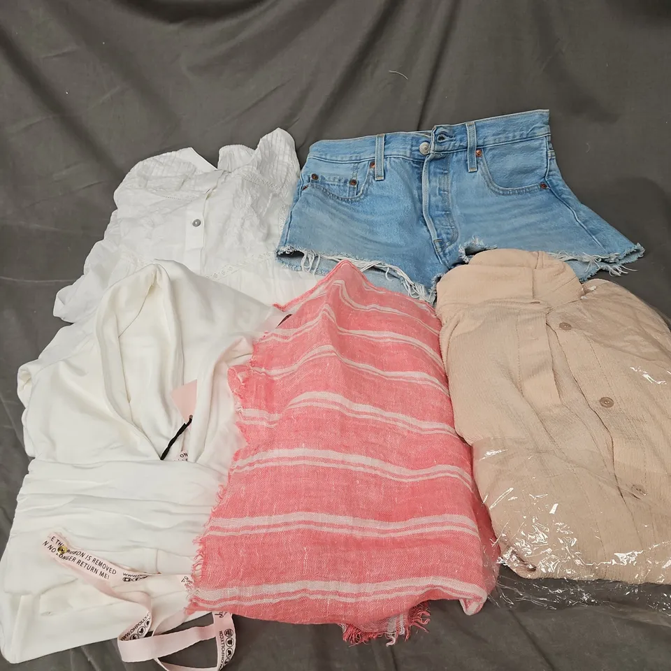 BOX OF APPROXIMATELY 20 ASSORTED CLOTHING ITEMS TO INCLUDE DRESS, JUMPSUIT, SHORTS, ETC