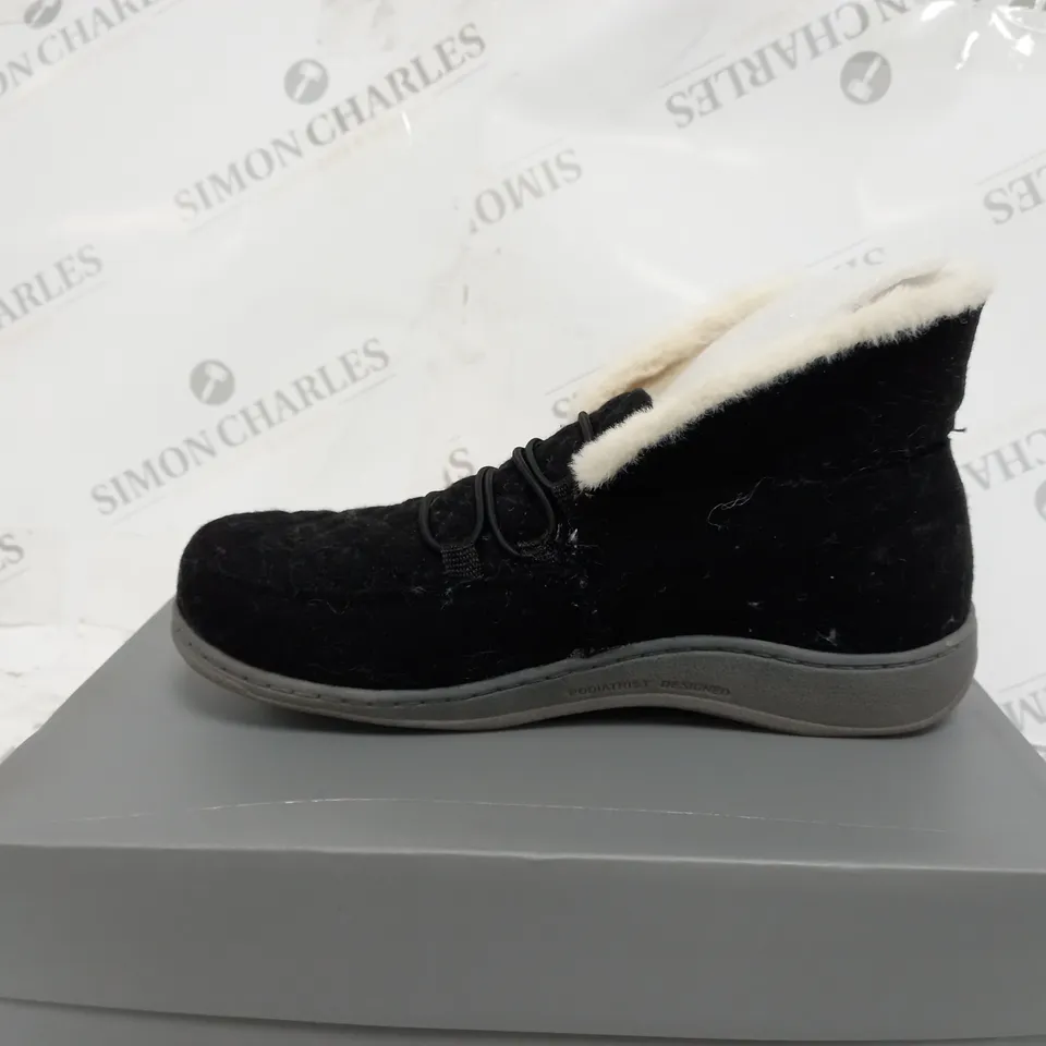 BOXED PAIR OF VIONIC BELIEVE SLIPPERS IN BLACK SIZE 5
