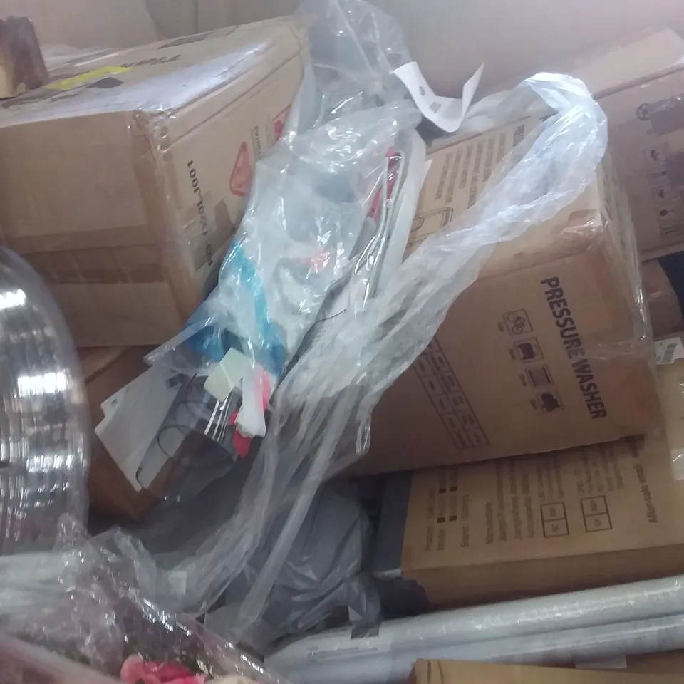 PALLET OF ASSORTED ITEMS INCLUDING SUNDEE TOILET SEAT, TOPCHEF MULTIFUNCTIONAL FOOD PROCESSOR, MERRIMEN BUBBLEVWRAP ROLL, NON SLIP BATH MAT, PHISINIC STAND MIXER, DECORUM WALLPAPER 