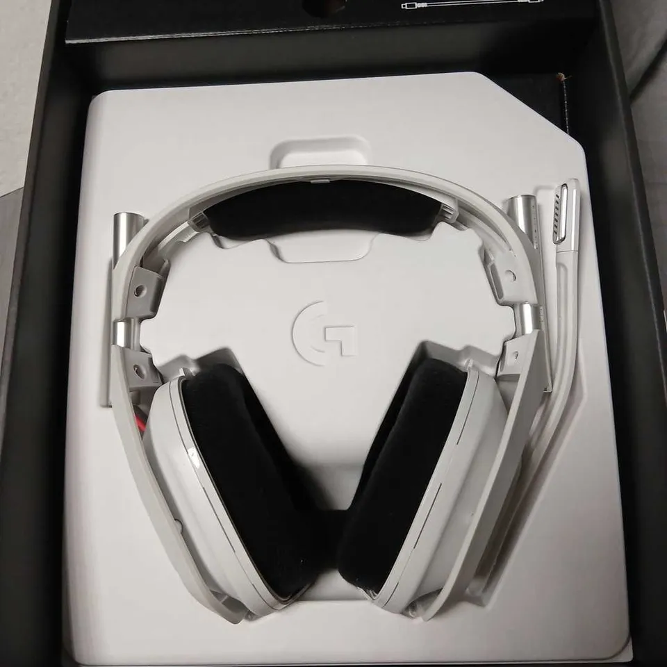 LOGITECH LIGHTSPEED WIRELESS HEADSET + BASE STATION – WHITE, BOXED