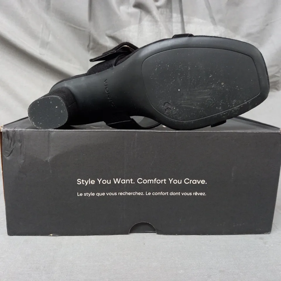 BOXED PAIR OF VIONIC OPEN TOE BLOCK HEEL SANDALS IN BLACK SIZE 7