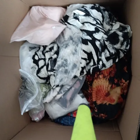 BOX OF APPROXIMATELY 20 ASSORTED CLOTHING ITEMS TO INCLUDE: WEDNESDAY T SHIRT
