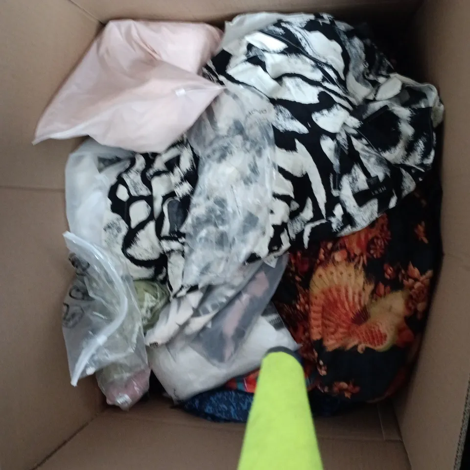 BOX OF APPROXIMATELY 20 ASSORTED CLOTHING ITEMS TO INCLUDE: WEDNESDAY T SHIRT