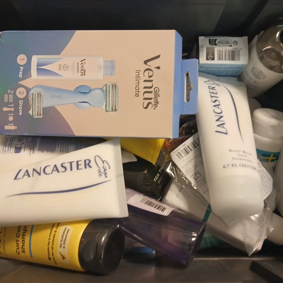 APPROXIMATELY 15 ASSORTED HEALTH & BEAUTY PRODUCTS TO INCLUDE GILLETTE VENUS INTIMATE, EAU DE LANCASTER BODY MILK LAIT, 1NKEYLIST BODY STICK, ETC - COLLECTION ONLY
