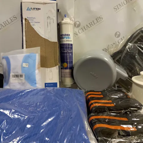 BOX OF APPROX 8 ASSORTED HOUSEHOLD ITEMS TO INCLUDE SOLAR PANEL, GOLDEN ICEPURE REPLACEMENT FILLER, ELECTRIC TRAVEL CLEANER, ETC
