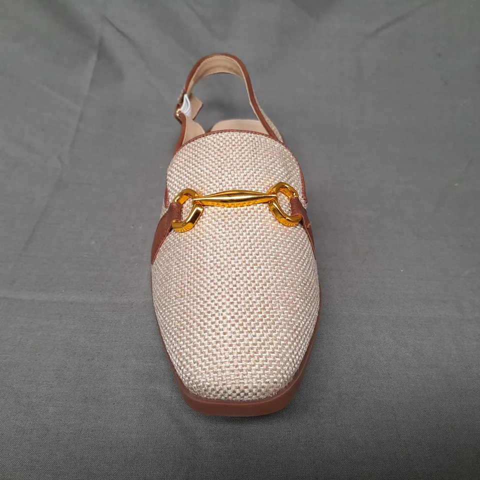 BOXED PAIR OF DESIGNER SHOES IN BEIGE W. GOLD EFFECT DETAIL EU SIZE 41