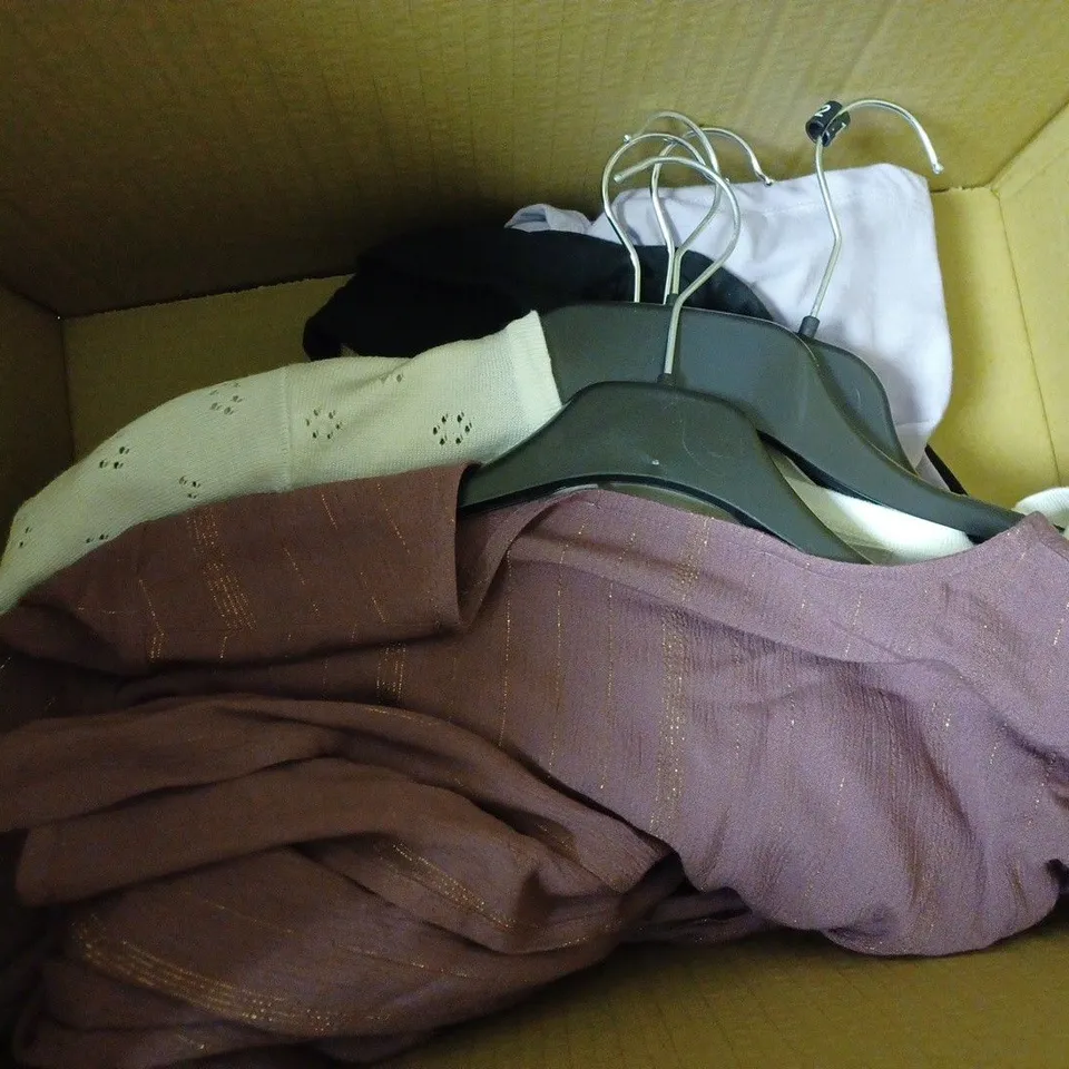 BOX OF APPROX 10 ASSORTED ITEMS OF MAISON DE NIMES CLOTHING IN VARIOUS SIZES AND STYLES 