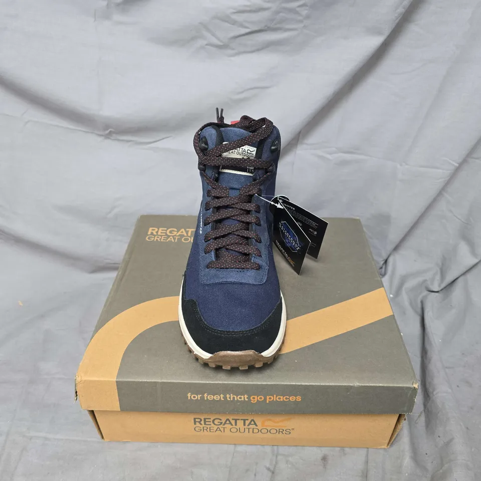 BOXED PAIR OF REGATTA MAYFIELD BOOTS IN NAVY/BLACK - UK 7