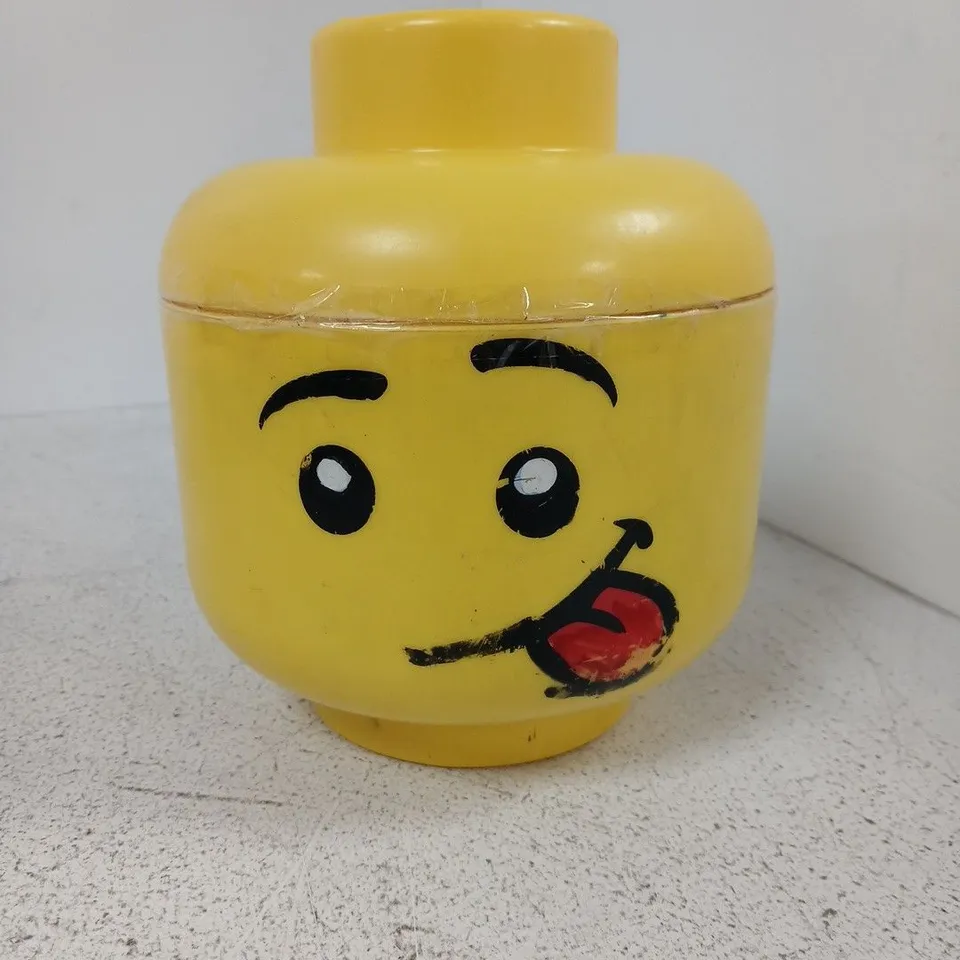 ASSORTED PLASTIC BUILDING BRICKS WITH MINIFIGURE PARTS IN YELLOW BUCKET (TOYS & GAMES)