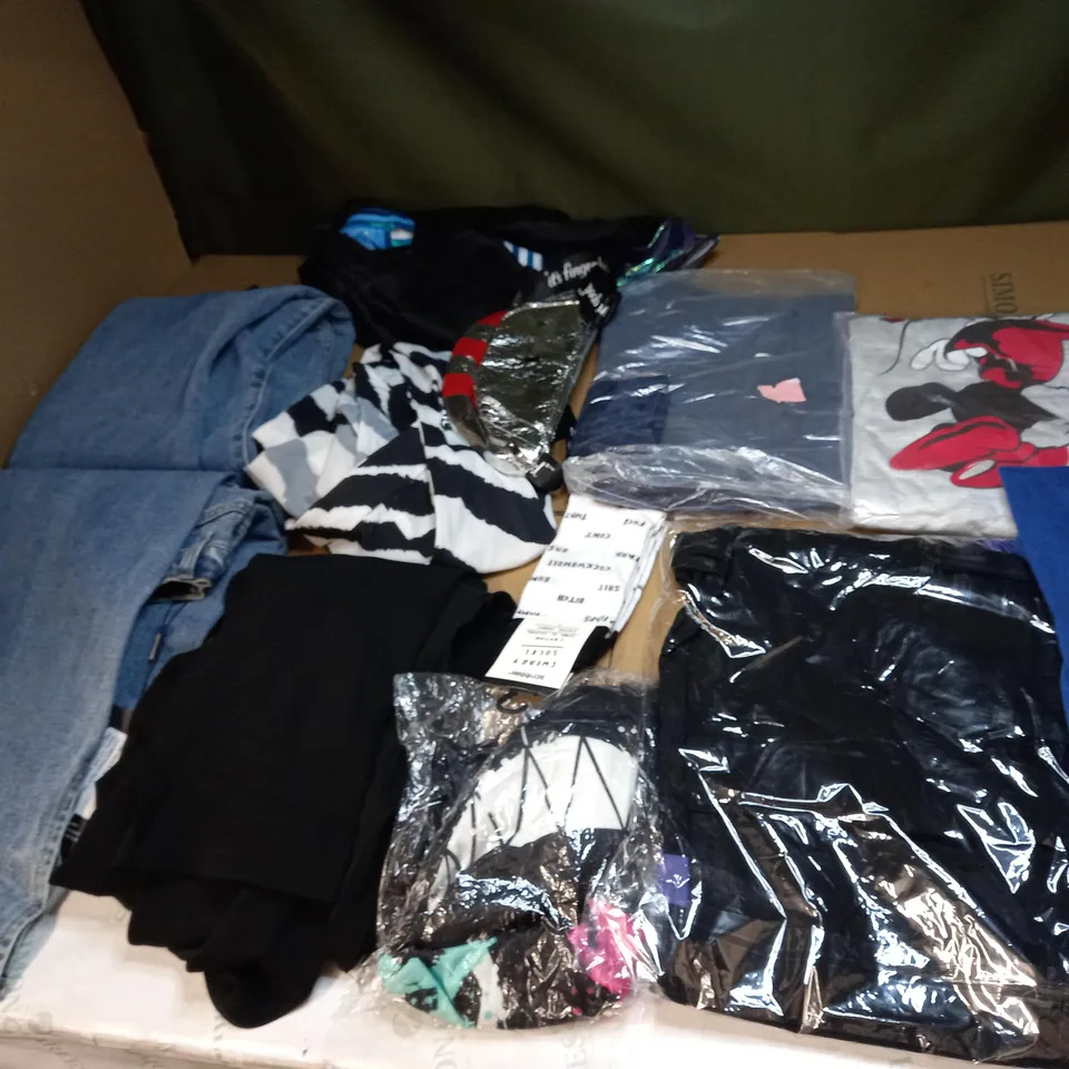 LOT OF APPROX 20 ASSORTED CLOTHING ITEMS VARYING IN SIZE/COLOUR/STYLE TO INCLUDE: TROUSERS, TOPS, JUMPERS
