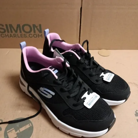 PAIR OF SKECHERS MEMORY FOAM LACE UP TRAINERS - 5