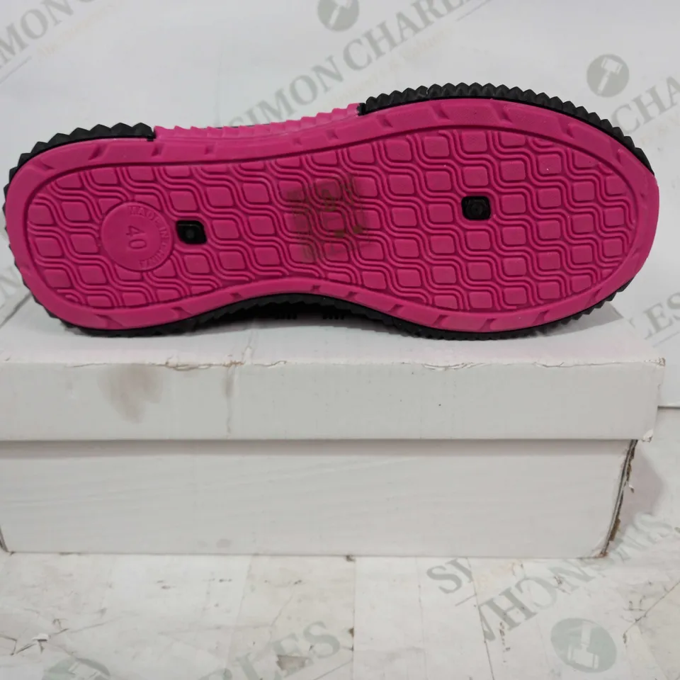 BOXED PAIR OF NIKE FUNUI SHOES IN BLACK/PINK EU SIZE 40