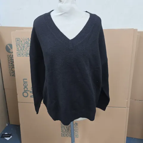 MAPEL YARN V NECK BLACK JUMPER SIZE L