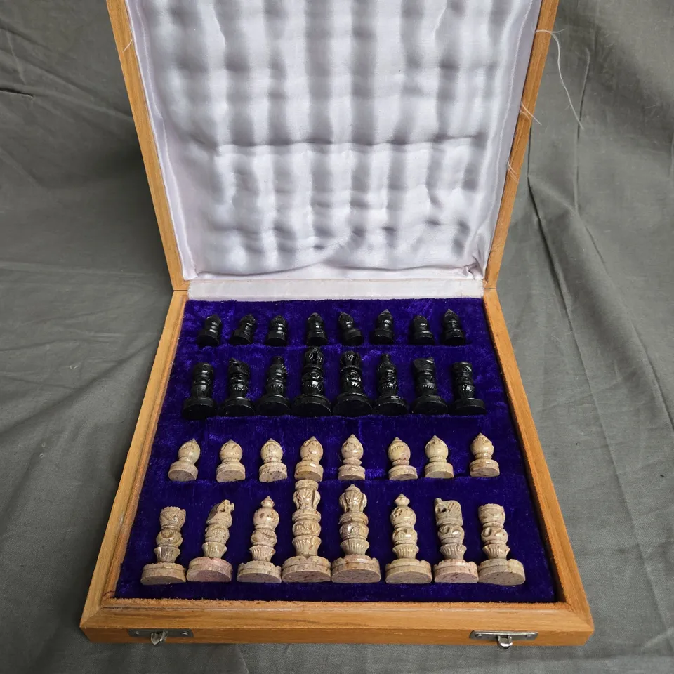 CHESS SET