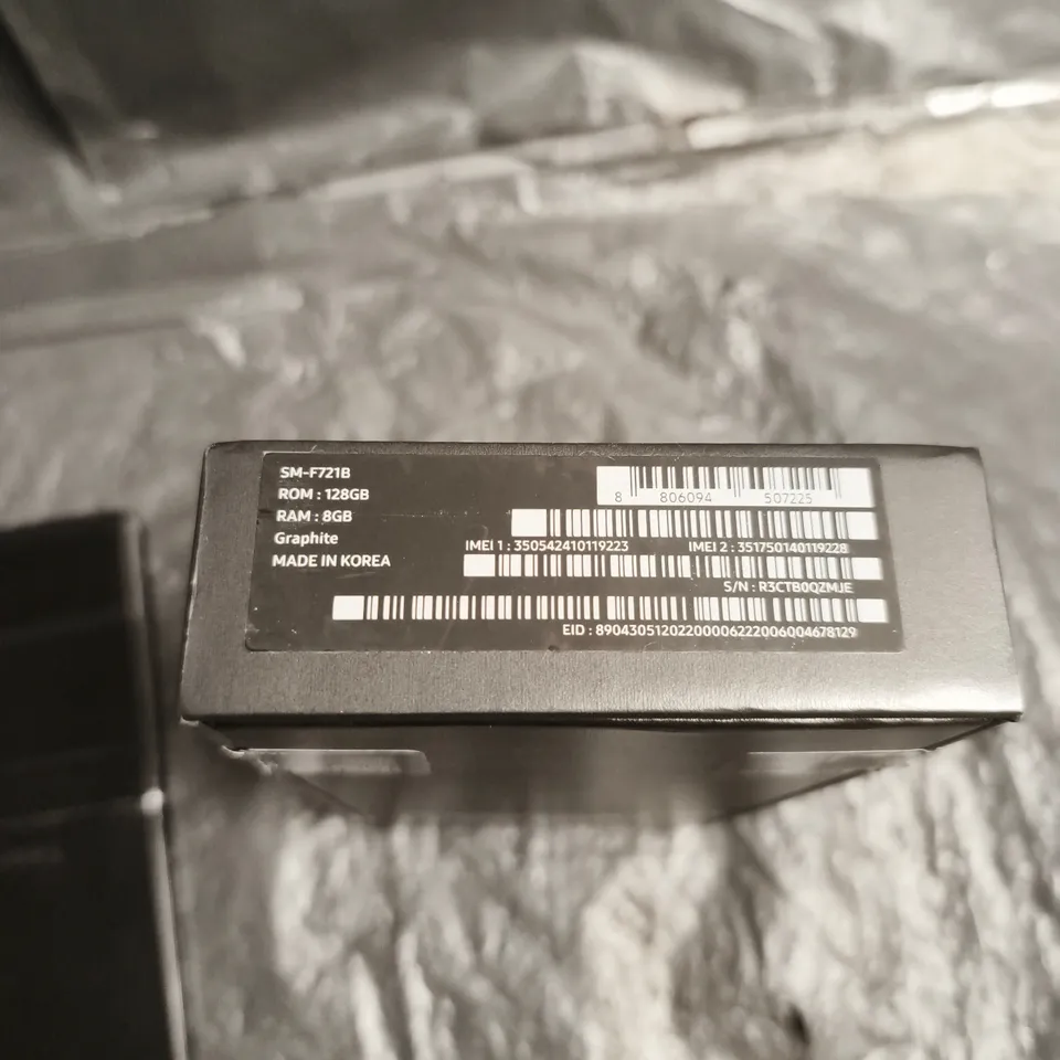 SAMSUNG GALAXY Z FLIP4 SMARTPHONE IN GRAPHITE