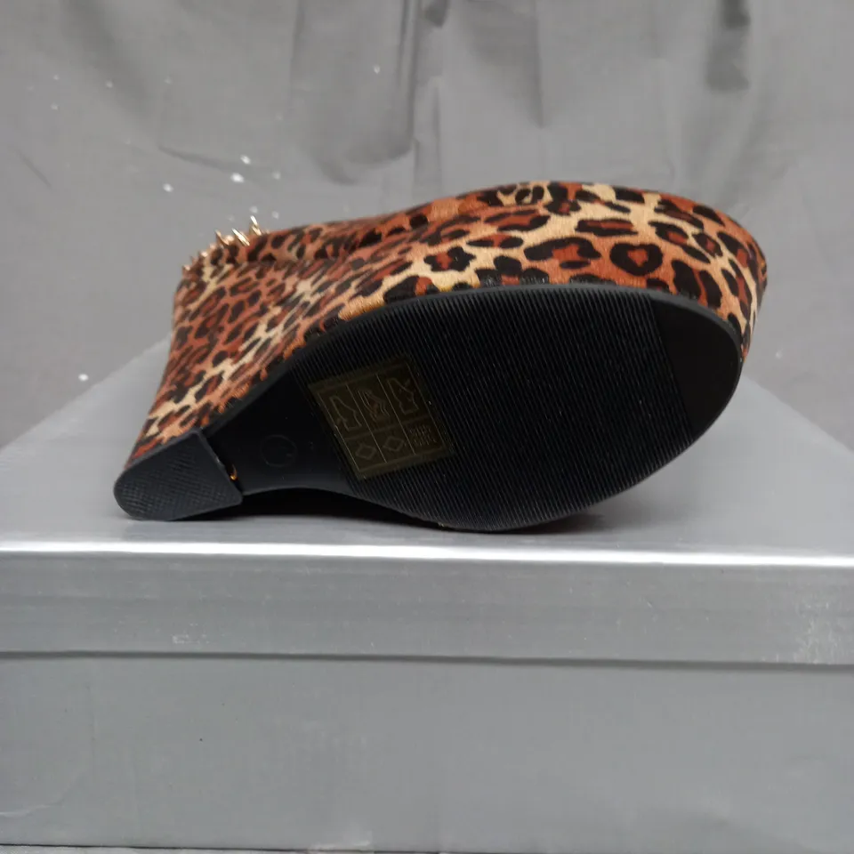 BOX OF APPROXIMATELY 14 FAUX SUEDE LEAOPARD PRINT HIGH HEEL ZIPPED SHOES IN VARIOUS SIZES