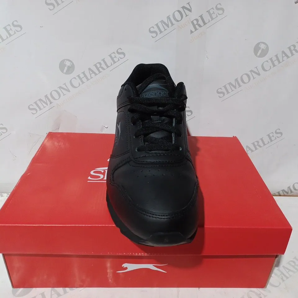 BOXED SLAZENGER CLASSIC WHITE TRAINERS - UK 9