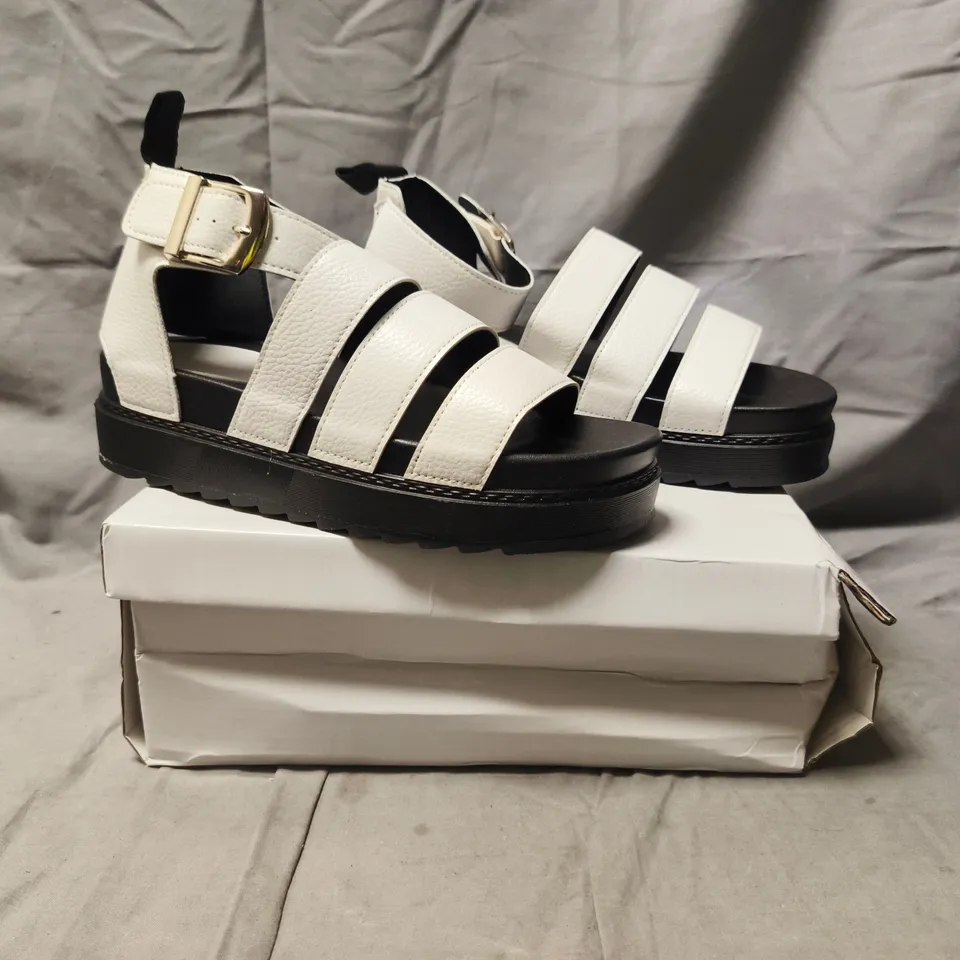 BOXED PAIR OF UNBRANDED OPEN TOE SANDALS IN WHITE/BLACK SIZE UK 5