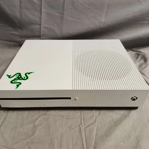XBOX ONE S GAMES CONSOLE IN WHITE - MODEL 1681 (CONSOLE ONLY)
