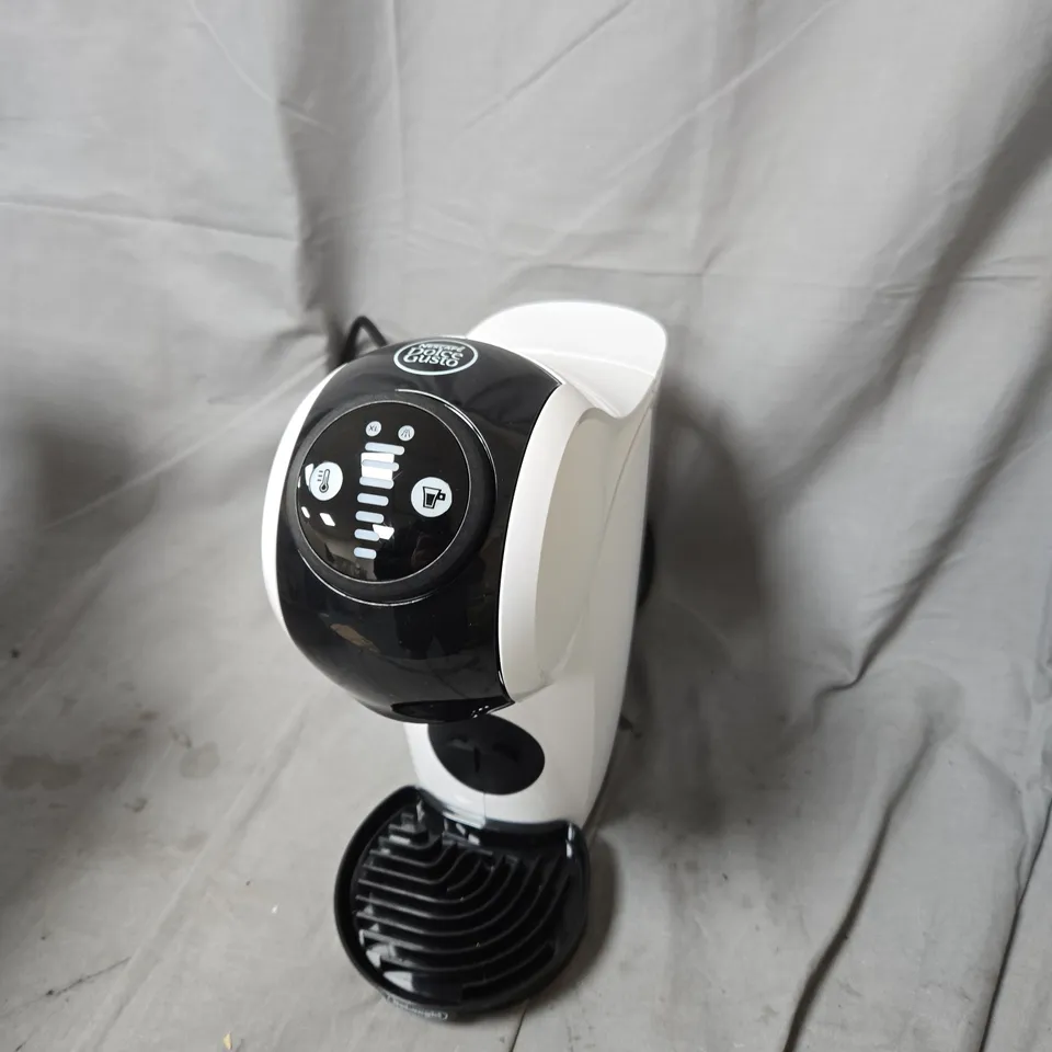 NESCAFÉ DOLCE GUSTO COFFEE CAPSULE MACHINE – WHITE/BLACK