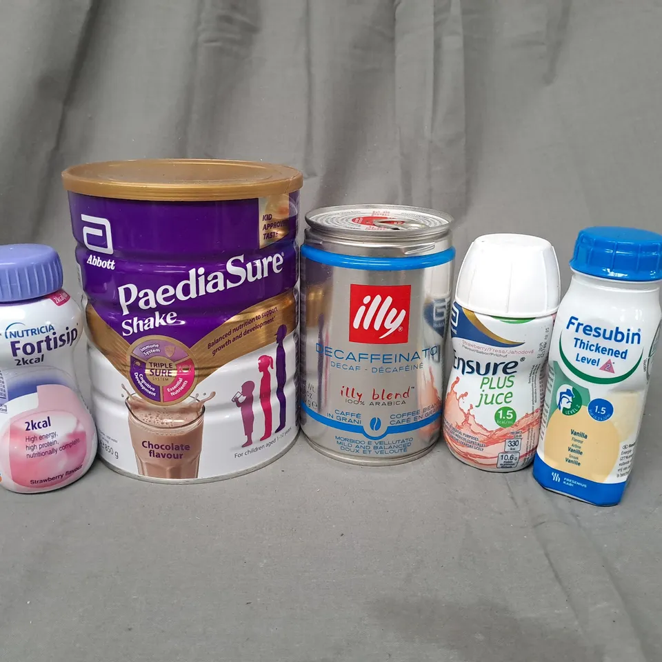 APPROXIMATELY 25 ASSORTED DRINK PRODUCTS TO INCLUDE ABBOTT PAEDIA SURE SHAKE, NUTRICIA FORTISIP, ILLY DECAFFEINATO COFFEE BEANS, ENSURE PLUS, FRESUBIN
