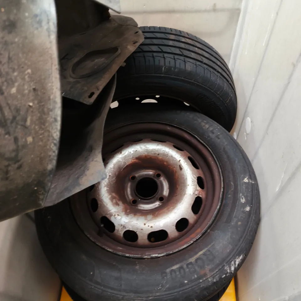 CAGE OF 3 CAR TYRES AND AN INNER TYRE PANEL