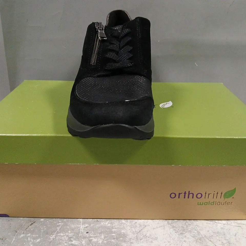 BOXED PAIR OF WALD LAUFER SHOES IN BLACK SIZE 4.5