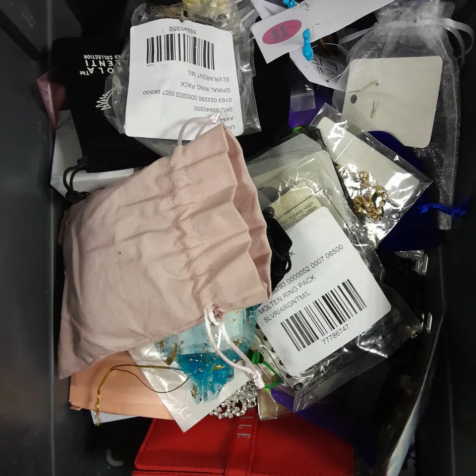 APPROXIMATELY 30 ASSORTED JEWELLERY PRODUCTS TO INCLUDE NECKLACES, BRACELETS, WATCHES ETC	
