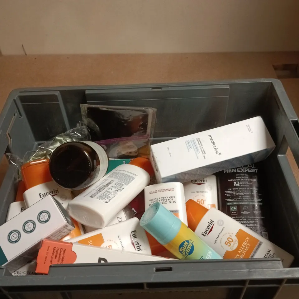 BOX OF APPROXIMATELY 10 ASSORTED BEAUTY PRODUCTS INCLUDING NUDUM CLEANSER, DR MELAXIN SPICULE SERUM AND DERMATICA MOISTURISER