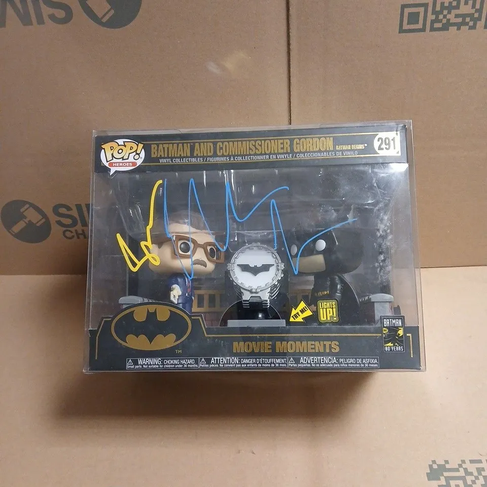 SIGNED POP! HEROES 291 MOVIE MOMENTS: BATMAN AND COMMISSIONER GORDON BATMAN BEGINS VINYL COLLECTIBLES