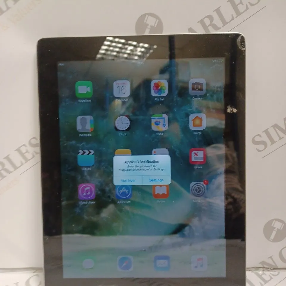 APPLE IPAD MODEL: A1458 SILVER