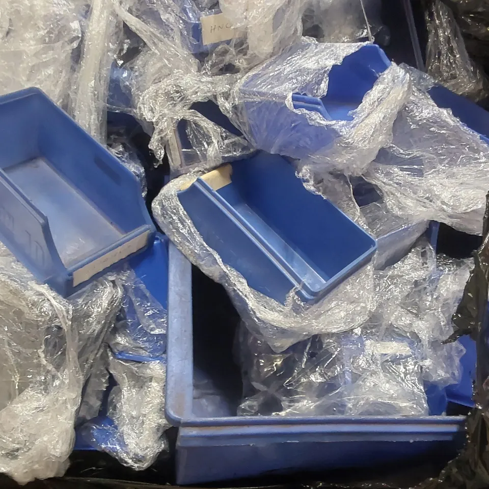 PALLET CONTAINING A VERY LARGE QUANTITY OF ASSORTED BLUE STORAGE CONTAINERS 