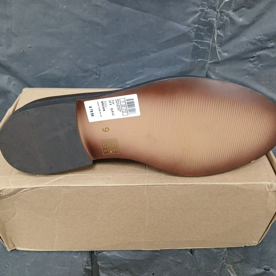 BOXED PAIR OF MOSS BROWN MODERN LEATHER LOAFERS - UK SIZE 9