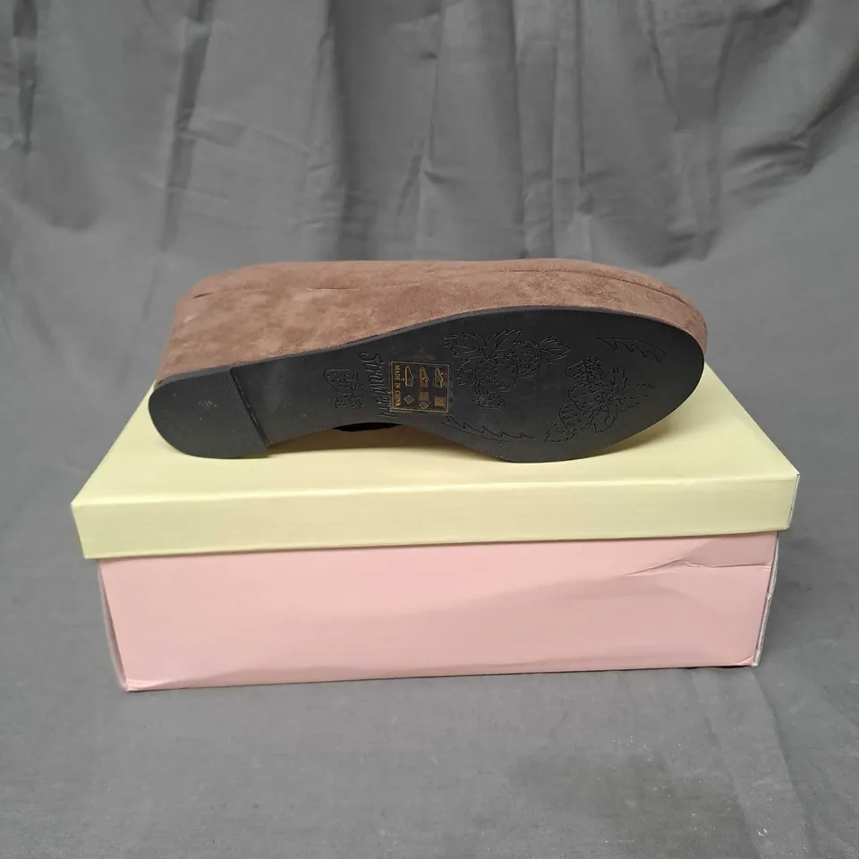BOX OF 14 PAIRS OF STRAWBERRY WEDGE HEELS IN MUSHROOM SIZE 5