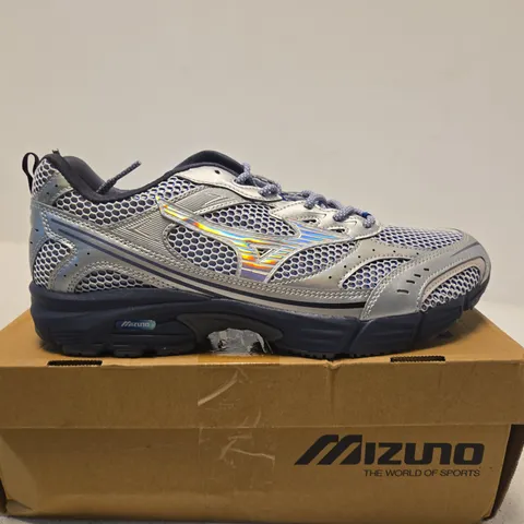 BOXED PAIR OF MIZUNO SPORTSTYLE MXR RUNNING SHOES β GREY/SILVER - UK SIZE 9