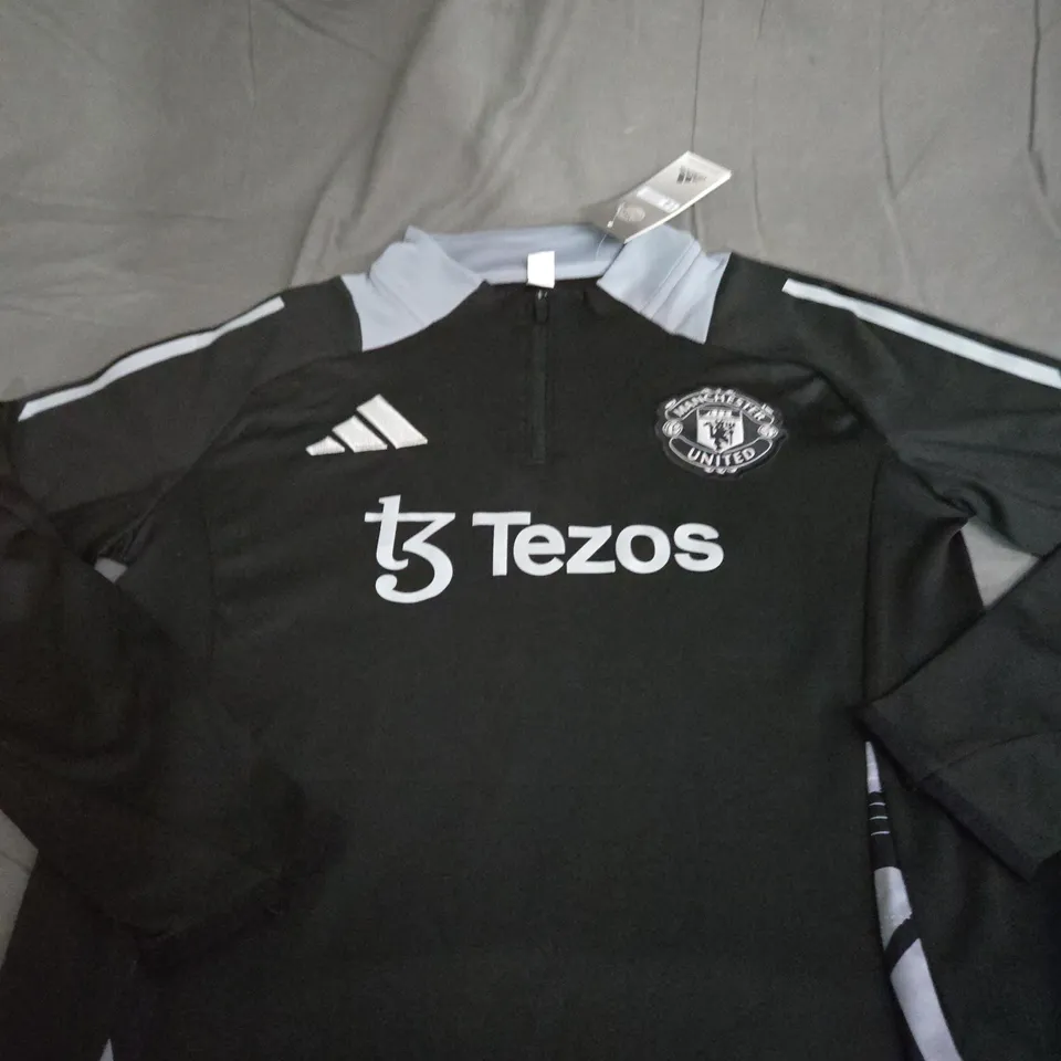 MANCHESTER UNITED FC TRAINING TOP AND PANTS - SIZE 14