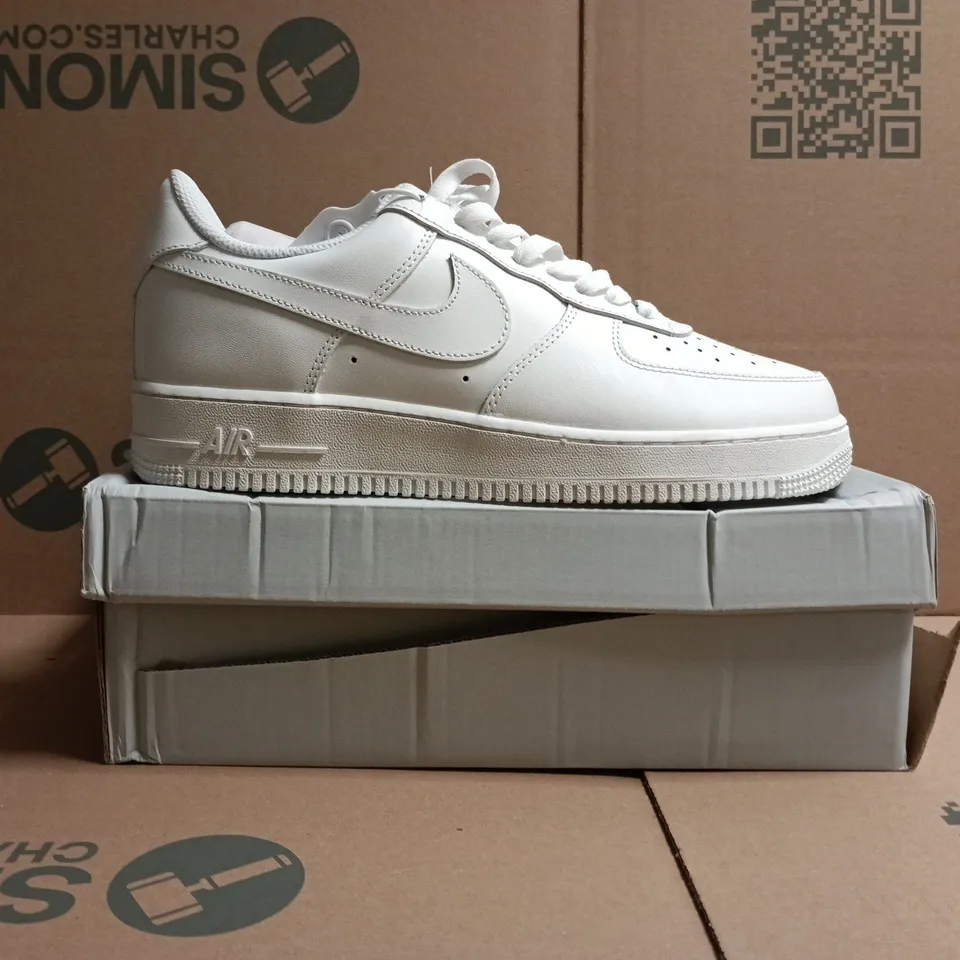 BOXED PAIR OF NIKE AIR FORCE 1 '07 SHOES IN WHITE SIZE UK 10