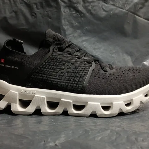 PAIR OF ON CLOUDSWIFT TRAINERS IN BLACK SIZE UNSPECIFIED
