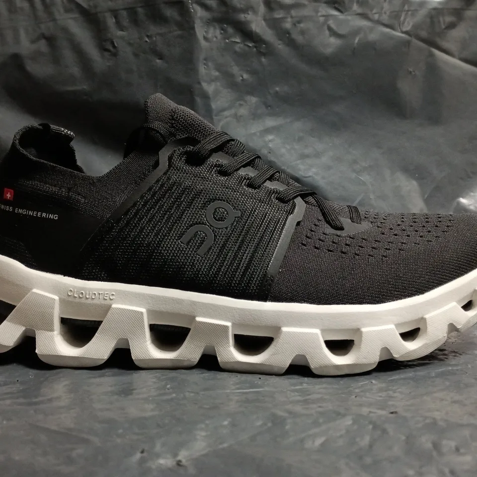 PAIR OF ON CLOUDSWIFT TRAINERS IN BLACK SIZE UNSPECIFIED
