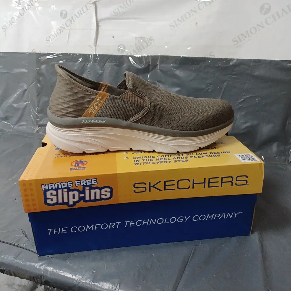 BOXED PAIR OF SKECHERS D'LUX WALKER SLIP-INS - LIGHT BROWN - SIZE 10 UK