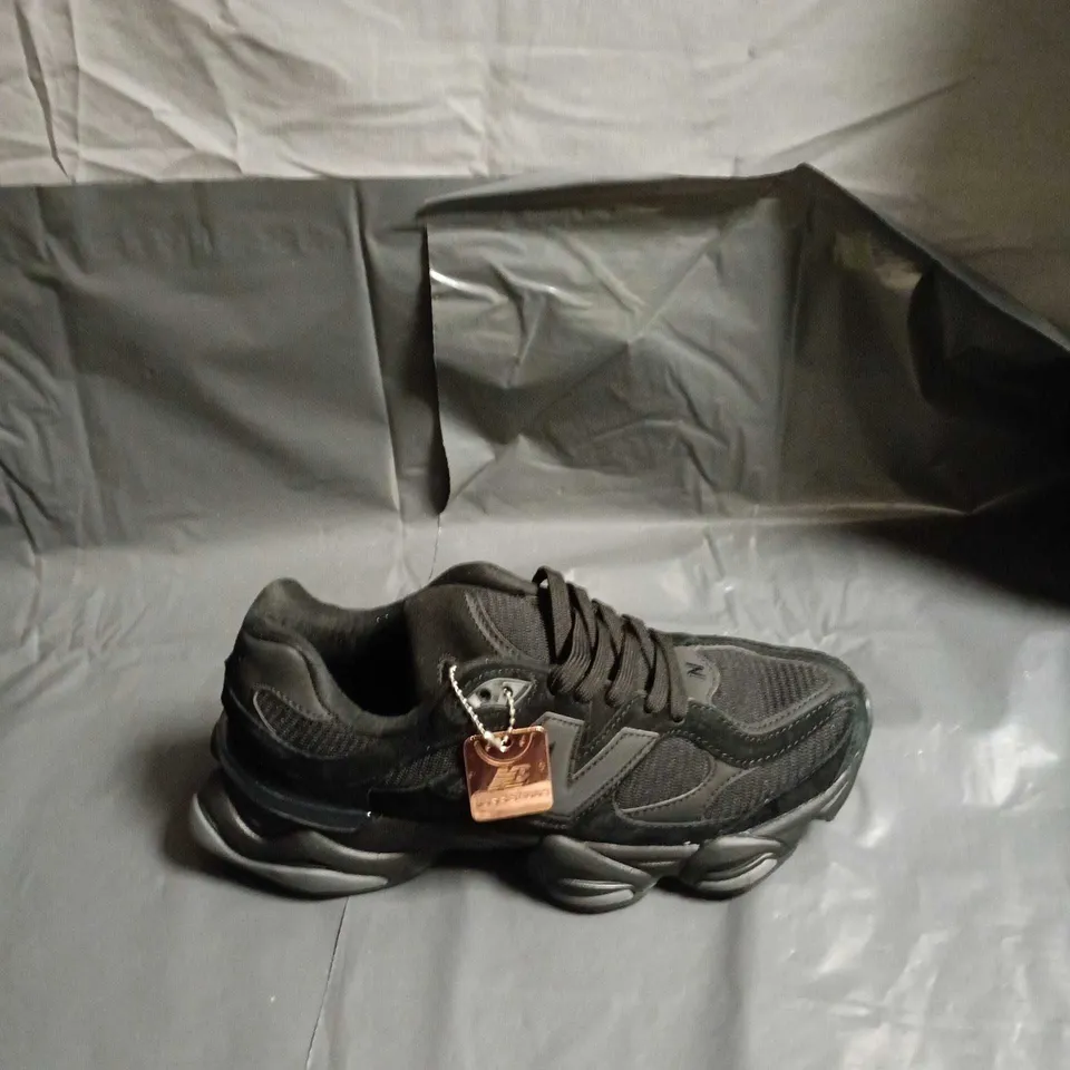 NEW BALANCE MEN'S RUNNING SHOES – BLACK/CHARCOAL - SIZE UK 8 