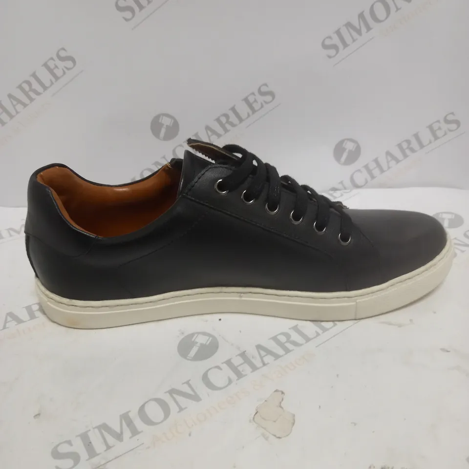 PAIR OF MAISON DE NIMES LEATHER ZIP SIDE TRAINERS IN BLACK - SIZE 7
