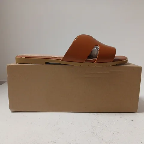 BOXED PAIR OF CHIC OPEN TOE FLAT SANDALS IN DEEP TAN SIZE UK 5