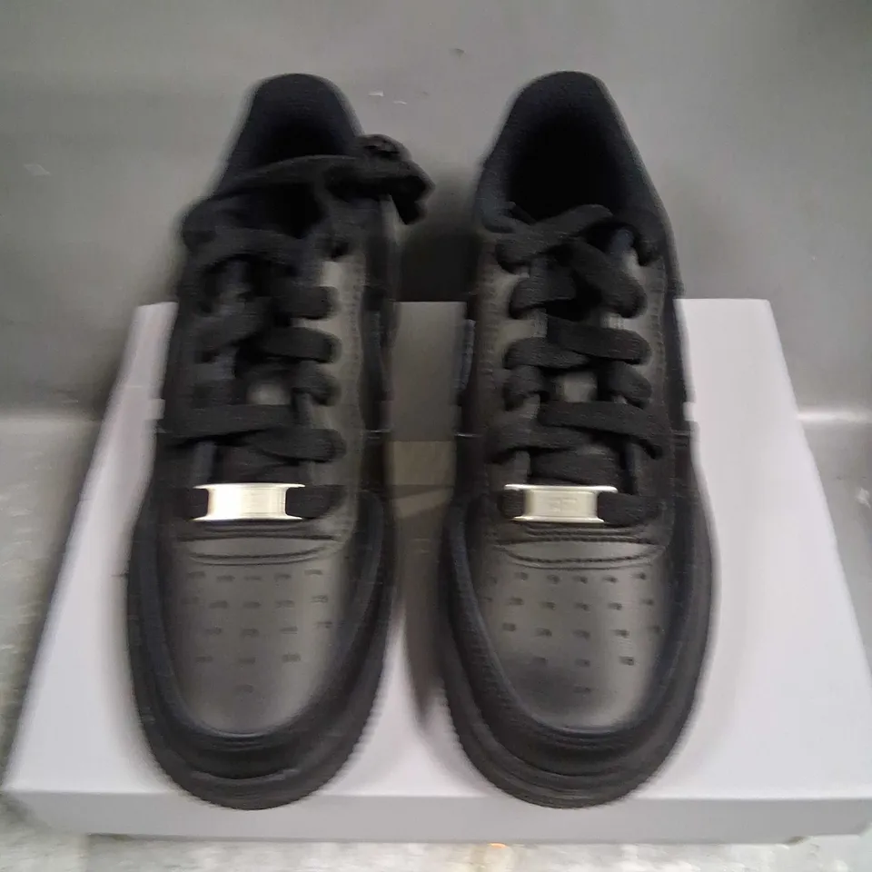 BOXED NIKE AIR FORCE 1 LE(GS) SIZE 2