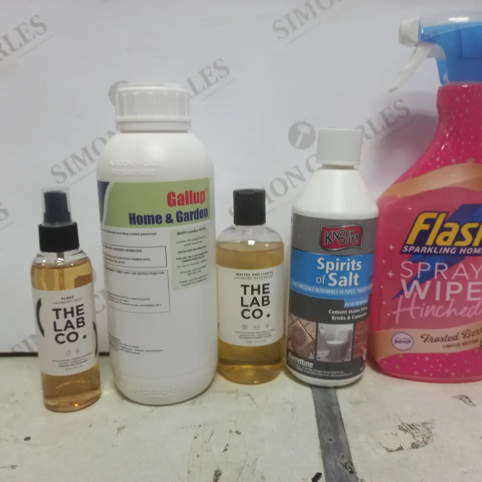 BOX OF APPROX 12 ASSORTED LIQUIDS TO INCLUDE - FLASH SPRAY WIPE - GALLUP HOME & GARDEN - KNOCK SPIRITS & SALT ETC