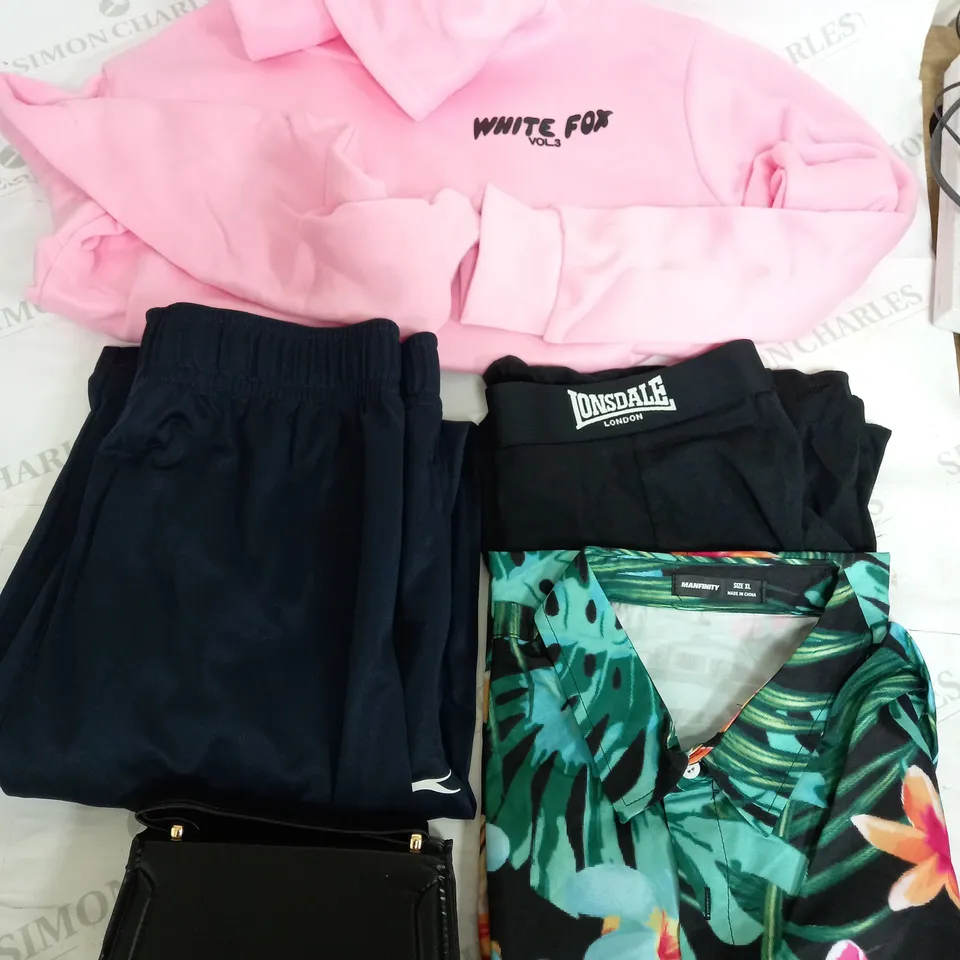 BOX OF APPROXIMATELY 25 ASSORTED CLOTHING ITEMS TO INCUDE - TROUSERS , HOODIE, BAG ETC